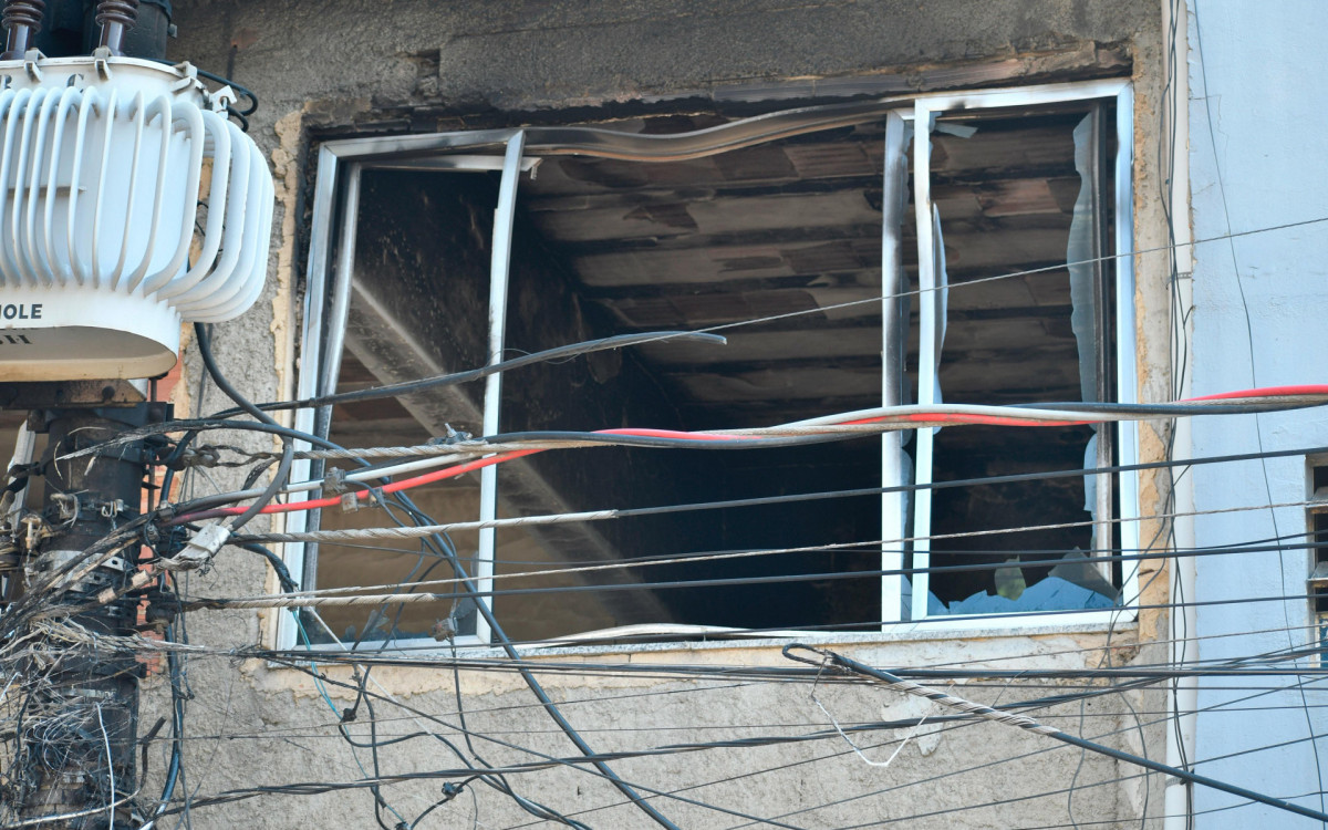 A janela foi arrombada para tentar salvar a idosa, mas ela morreu carbonizada