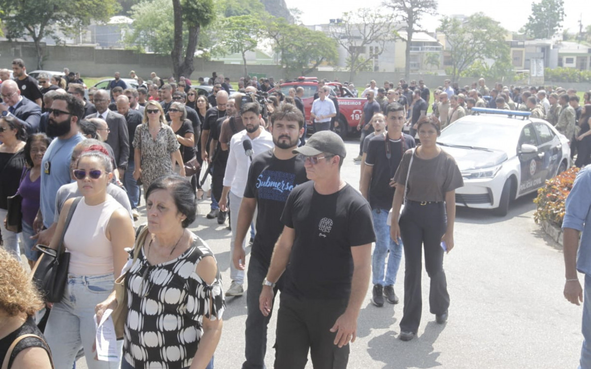 Policiais de diversas delegacias estiveram presentes no enterro de João Pedro Marquini