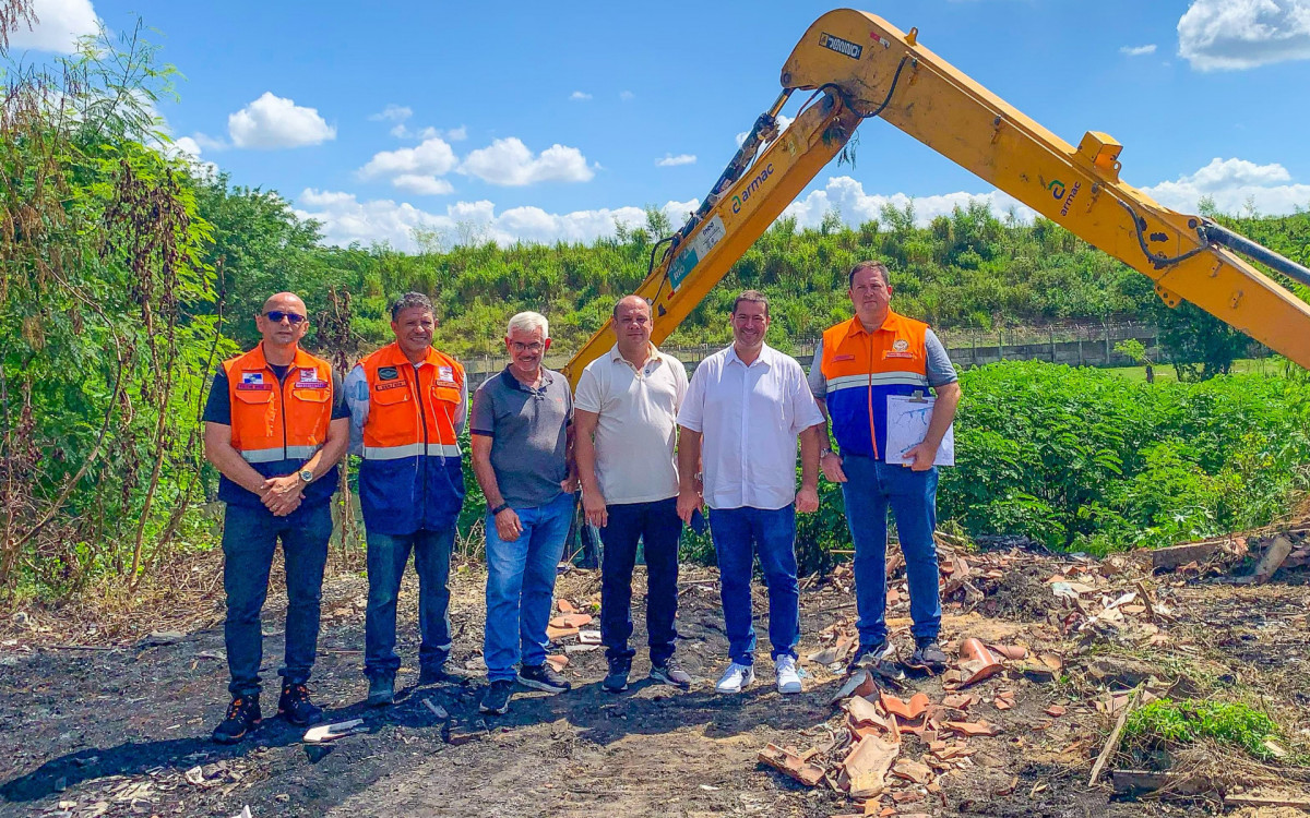 O secretário Drigão (dir) e o prefeito Léo Vieira acompanharam o início dos trabalhos da máquina no Trio de Ouro 