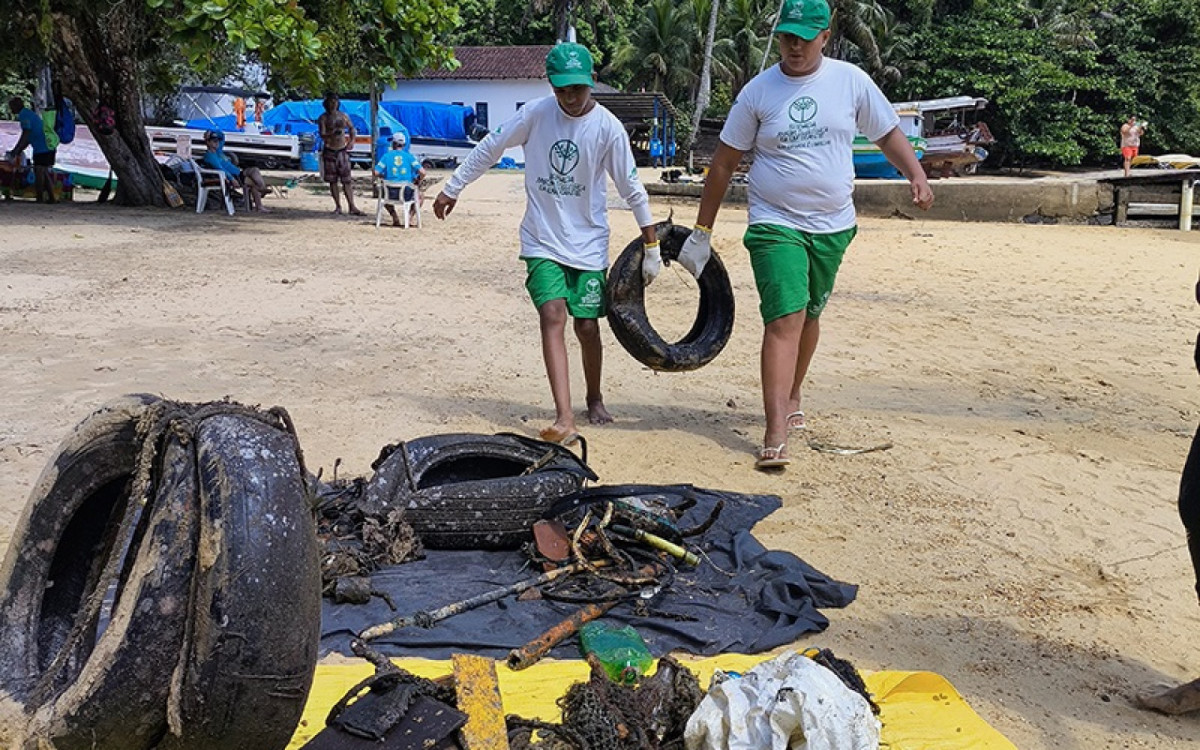 Lixo recolhido na areia e fundo do mar, na praia da Longa