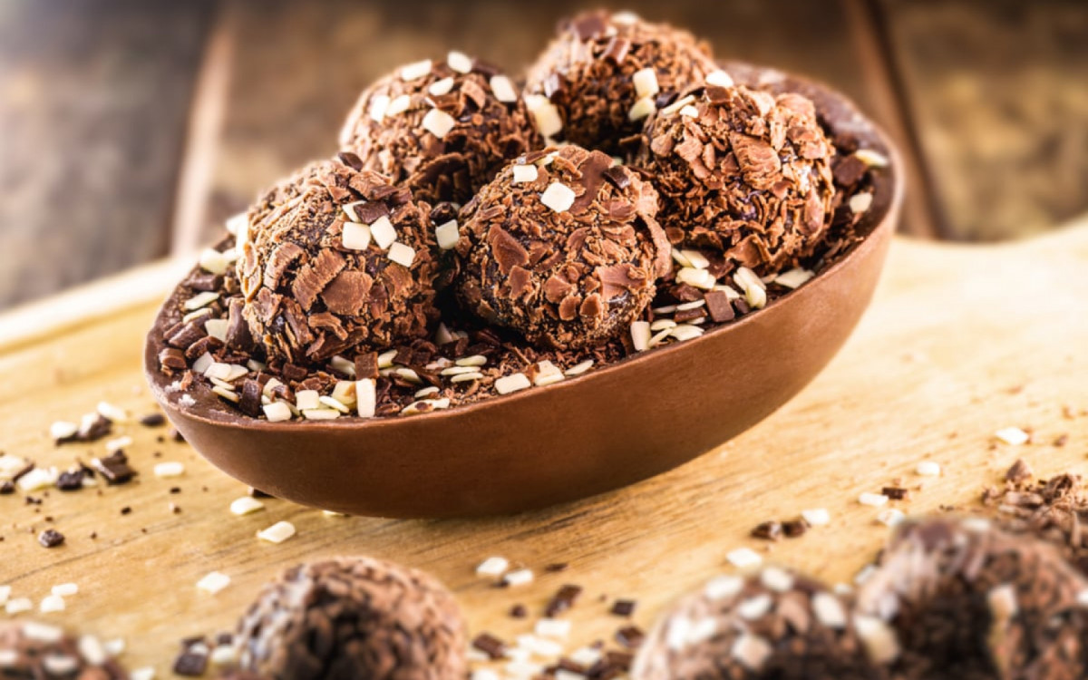 Ovo de P&aacute;scoa de colher de brigadeiro (Imagem: RHJPhtotos |  Shutterstock)