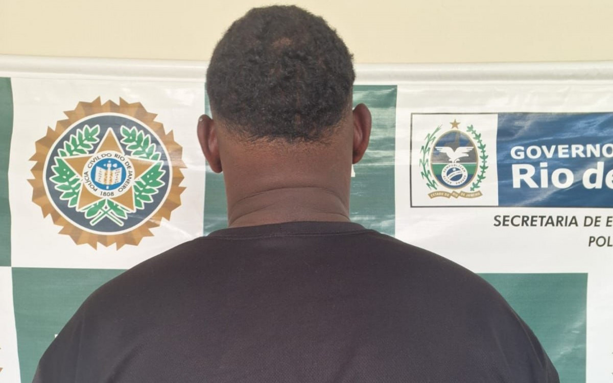 Homem foi preso e pinos de cocaína foram apreendidos