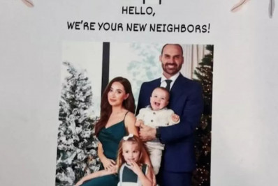 Mulher de Eduardo Bolsonaro entrega cartões e pães de queijo para vizinhos nos EUA