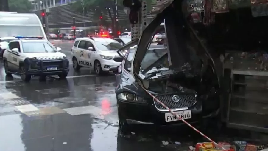 Jaguar invade calçada e atinge duas pessoas em SP