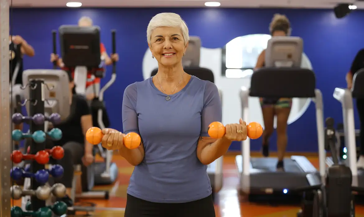 Estudo aponta que musculação protege cérebro de idosos contra demência