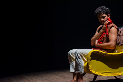 Espetáculo em Niterói joga luz sobre saúde mental e depressão