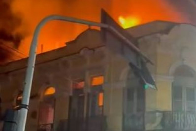 Incêndio atinge casarão no Centro do Rio