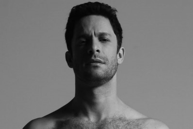 Rainer Cadete publica foto nu em pegadinha do Dia da Mentira