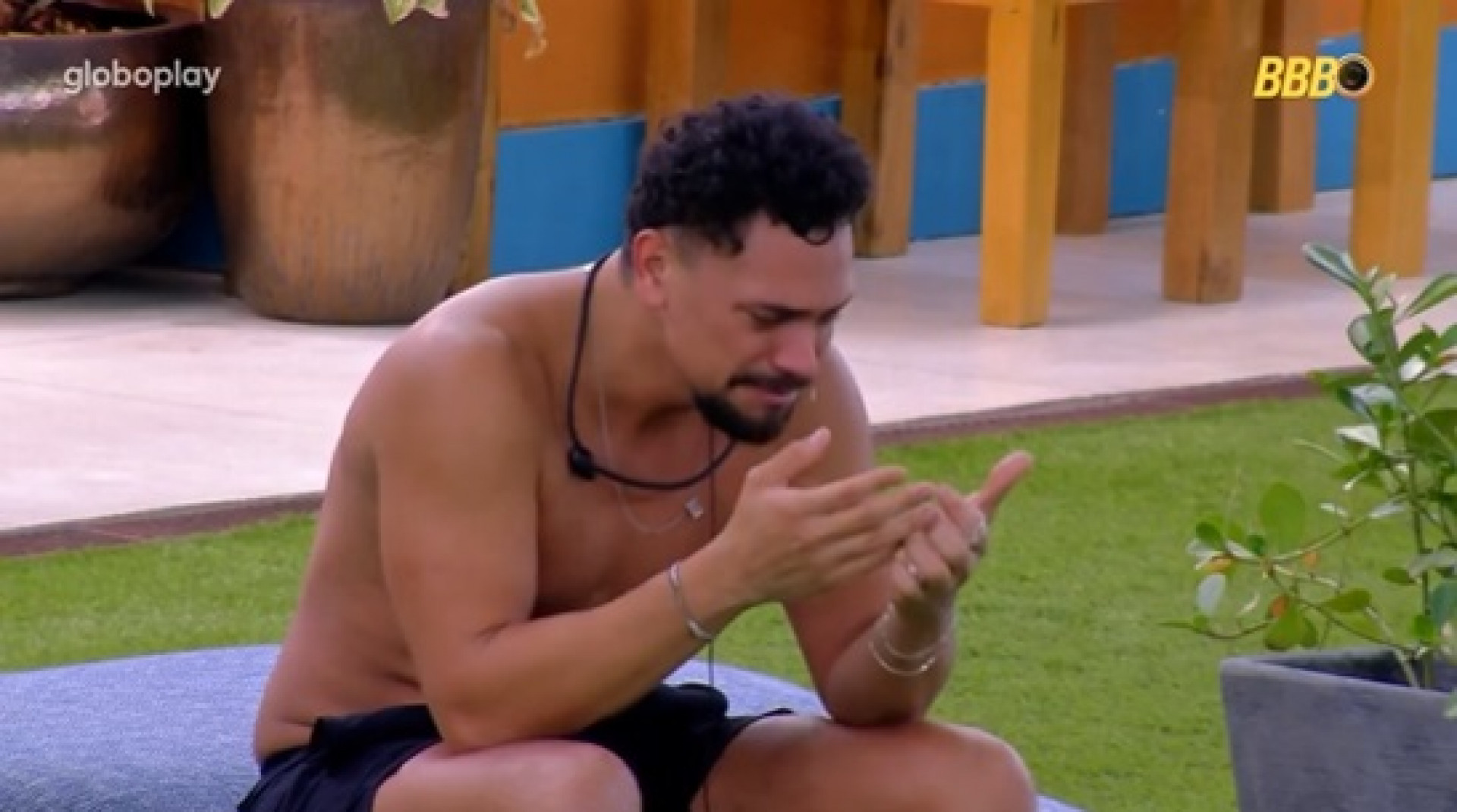 Vinícius chorou na área externa da casa do 'BBB 25' - Reprodução de Vídeo 
