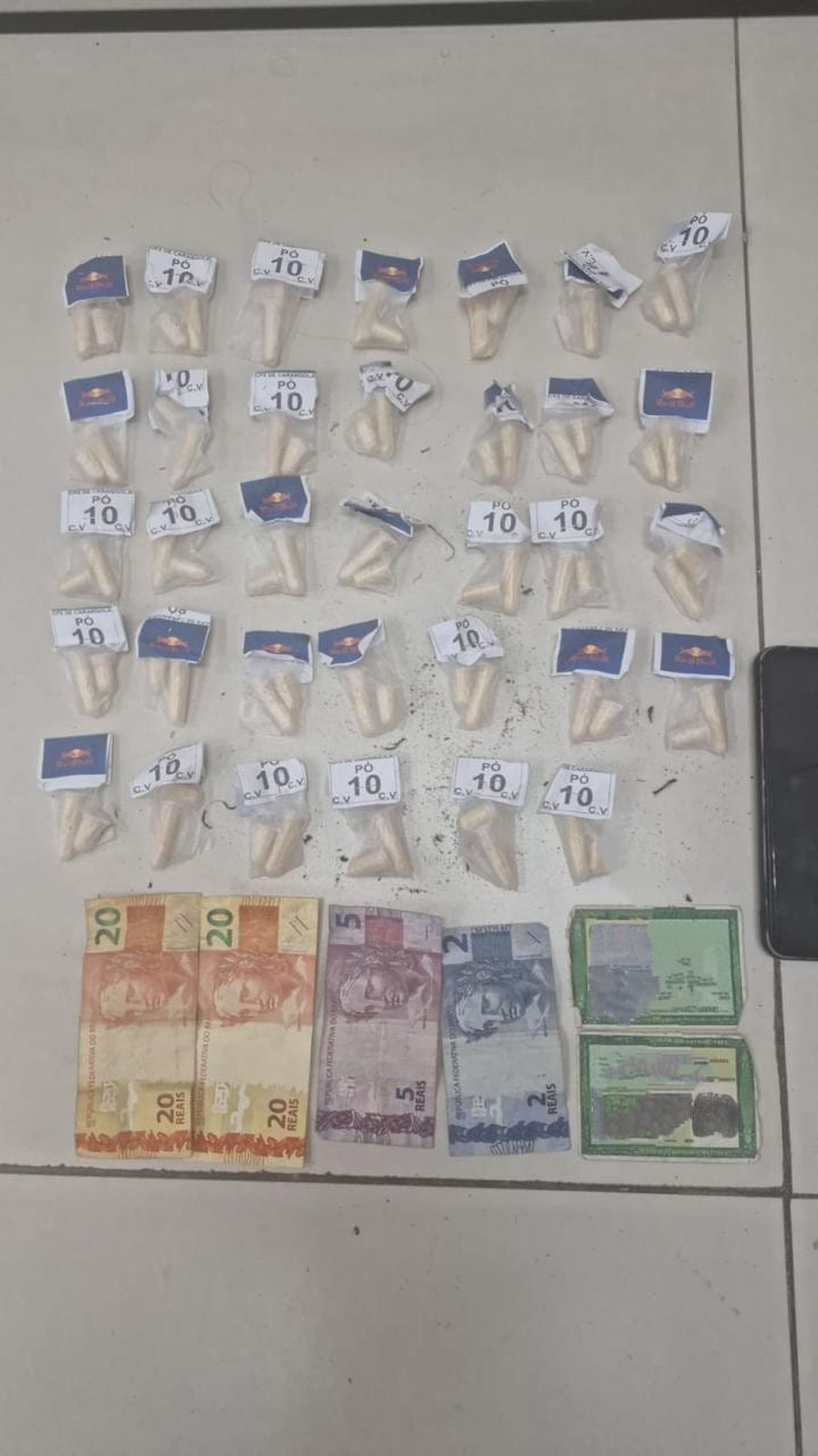 Homem foi preso e pinos de cocaína foram apreendidos