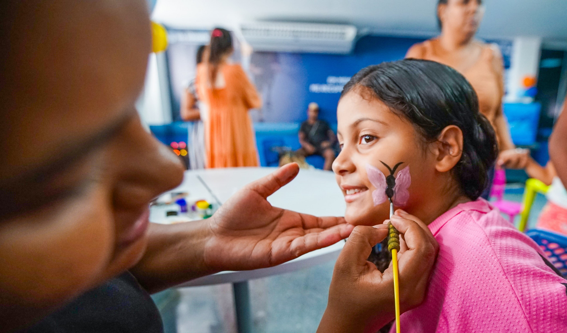 Foram oferecidas atividades como pintura corporal para as crian&ccedil;as no CER - Gilberto Rocha