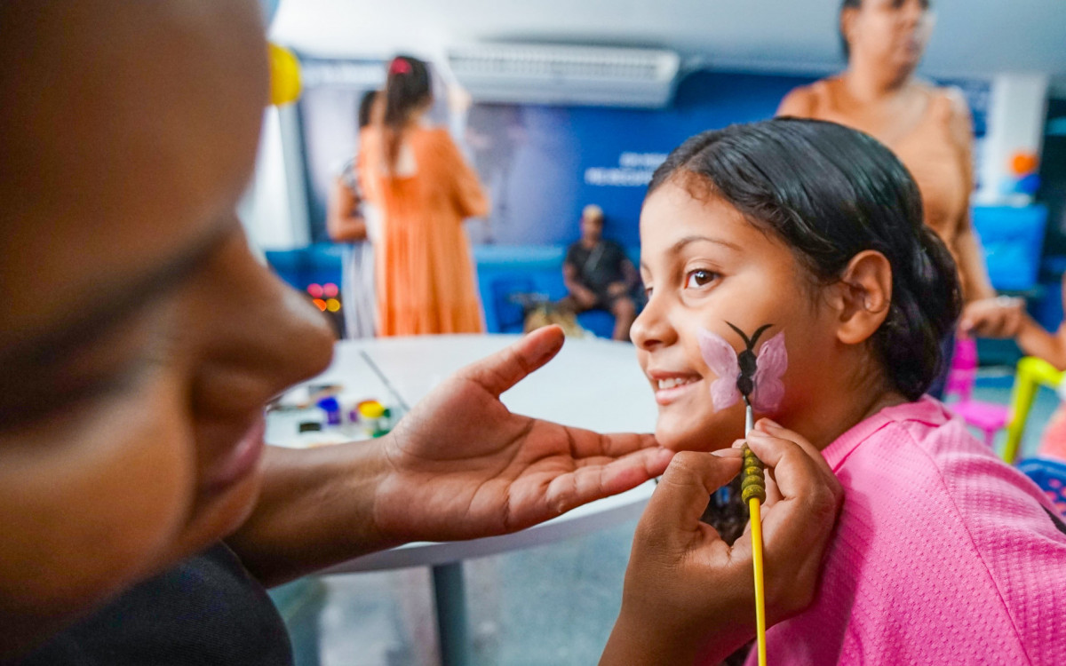 Foram oferecidas atividades como pintura corporal para as crianças no CER
