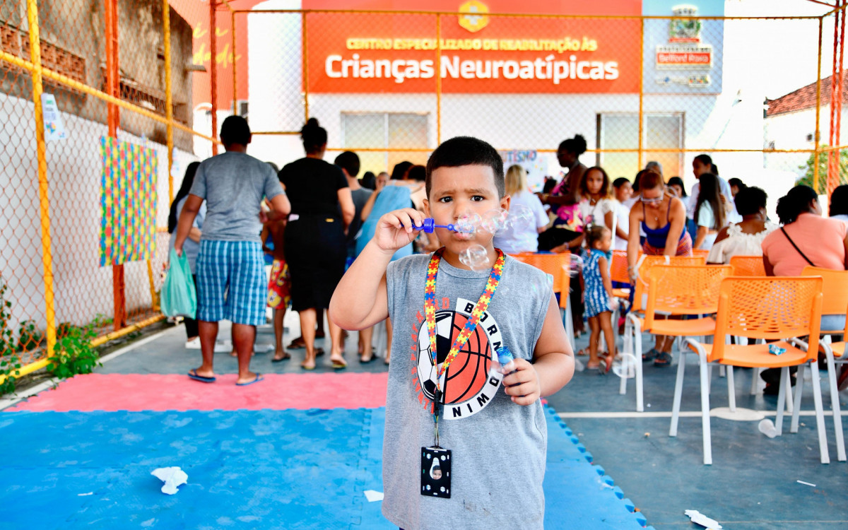 O Centro Especializado de Reabilitação às Crianças Neuroatípicas promoveu uma festividade em comemoração ao Dia Mundial de Conscientização do Autismo