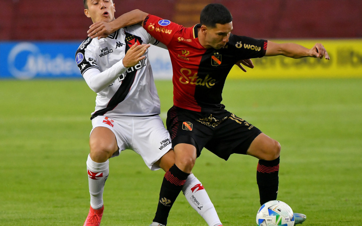 Lucas Piton aperta a marcação sobre Tomás Martinez, que usa o braço para tentar proteger a bola