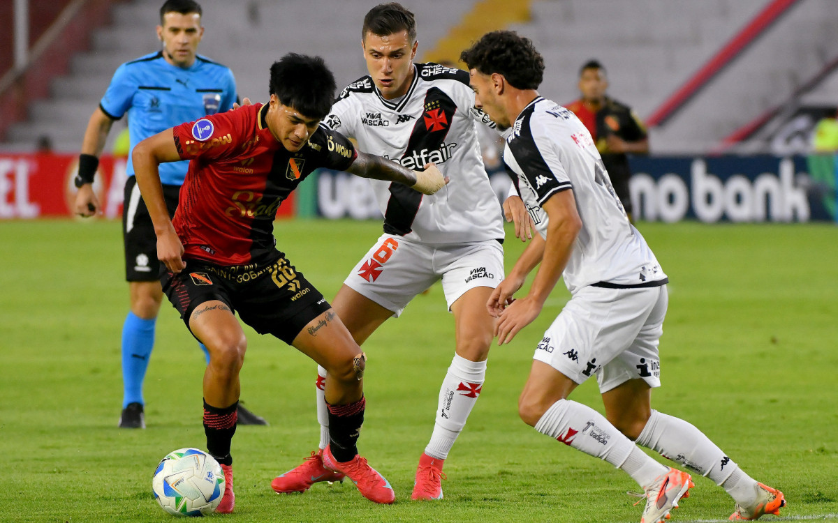 Melgar\'s midfielder #26 Kenji Cabrera, Vasco da Gama\'s defender #06 Lucas Piton and Vasco da Gama\'s midfielder #17 Nuno Moreira fight for the ball during the Copa Sudamericana group stage football match between Peru\'s Melgar and Brazil\'s Vasco da Gama at the Monumental de la UNSA stadium in Arequipa, Peru, on April 2, 2025. (Photo by Diego Ramos / AFP)