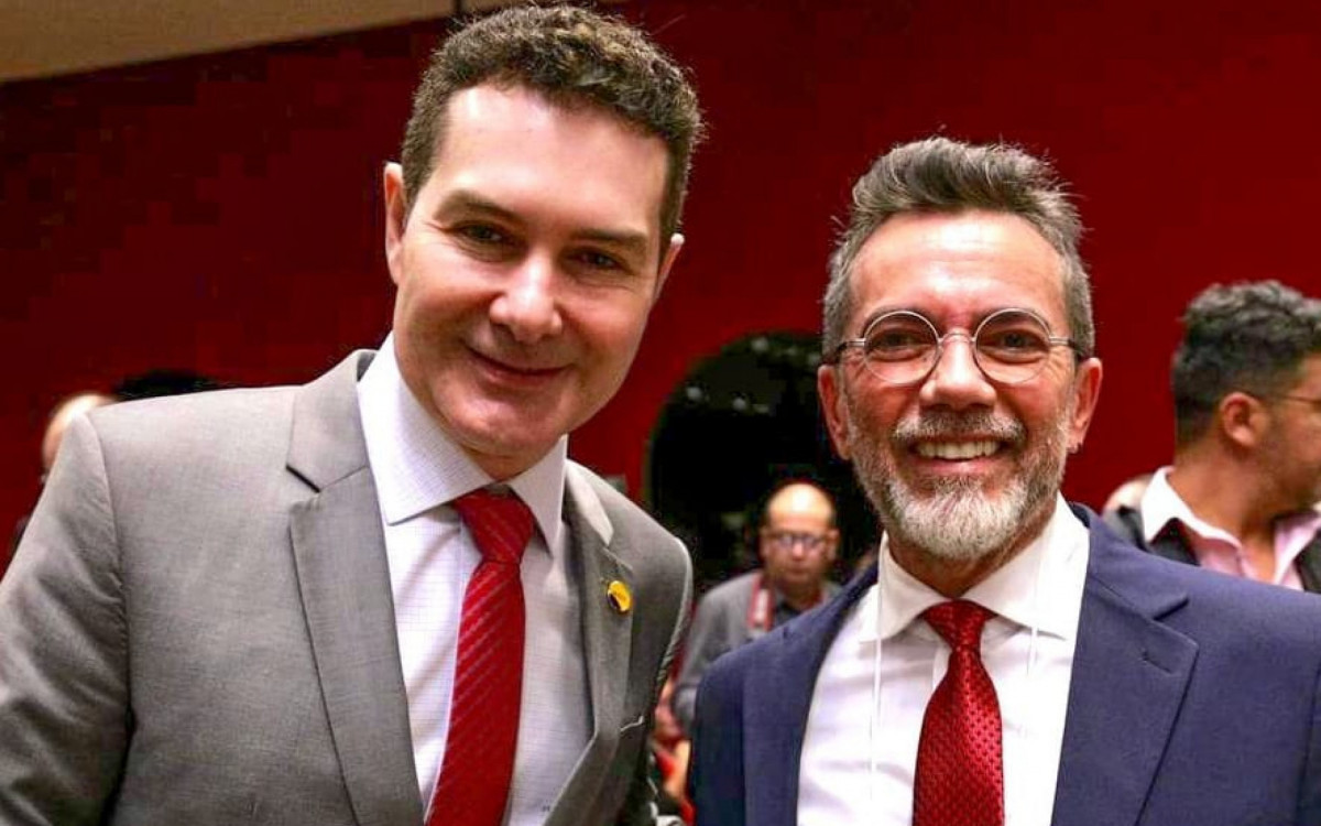 Ministro das Cidades, Jader Filho, com o secretário Antonio Marcos Barreto, durante o encontro do programa Cidades Verdes Resilientes, em Brasília