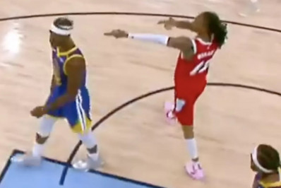 NBA abre investigação contra jogador por fazer gesto de arma