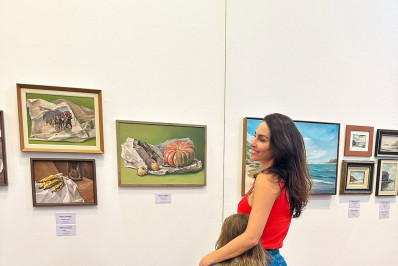 Mel Fronckowiak posa com a primogênita em exposição do avô