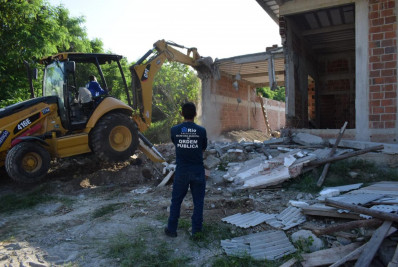 Casas construídas em área de proteção ambiental são demolidas no Recreio 