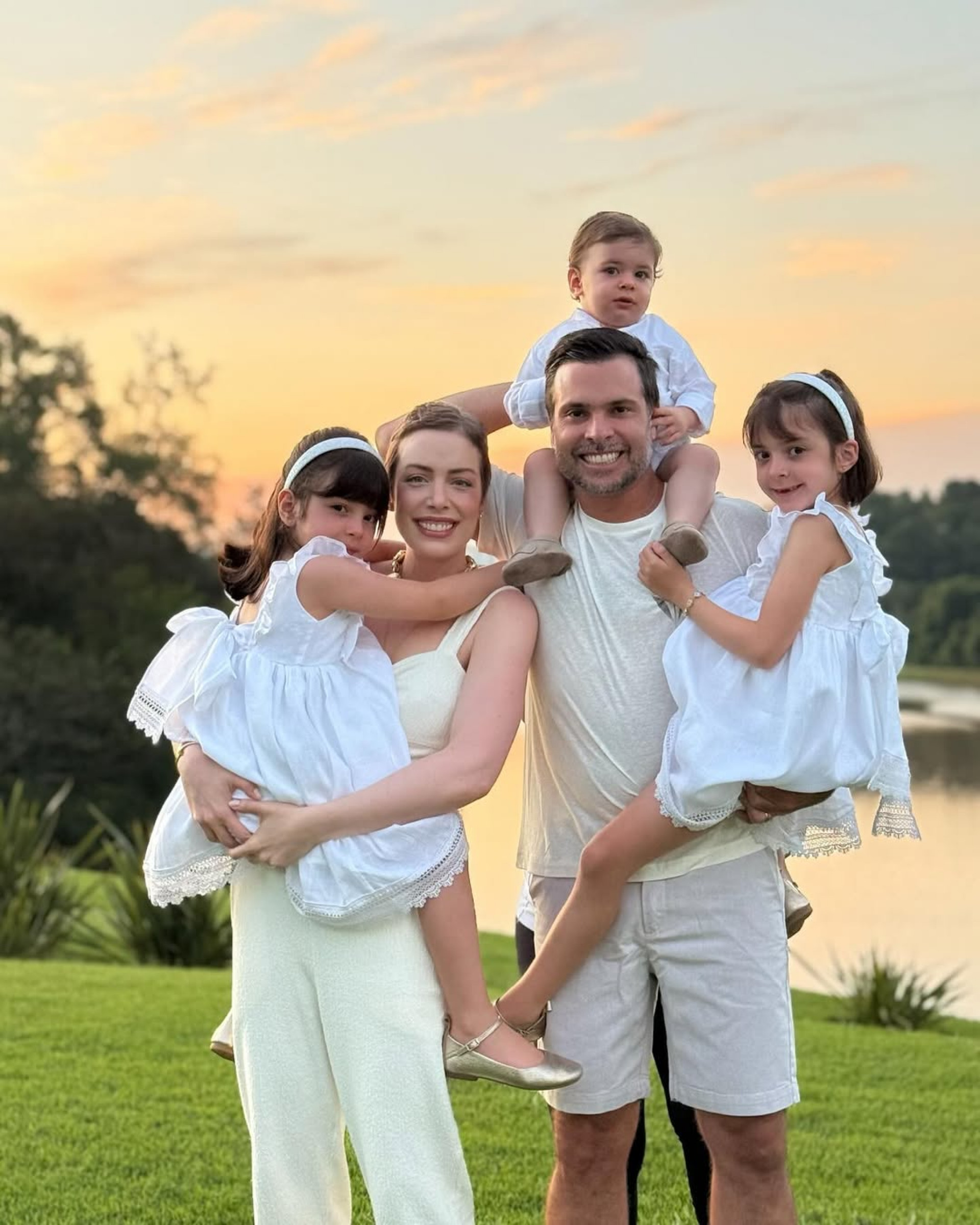 Fabiana Justus, o marido e seus três filhos  - Reprodução / Instagram 