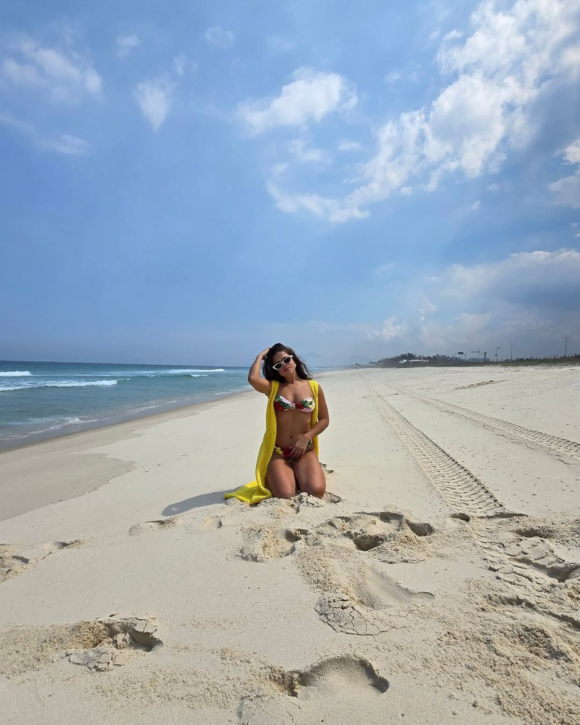 De biquíni, Maisa posa para cliques em praia do Rio - Reprodução / Instagram