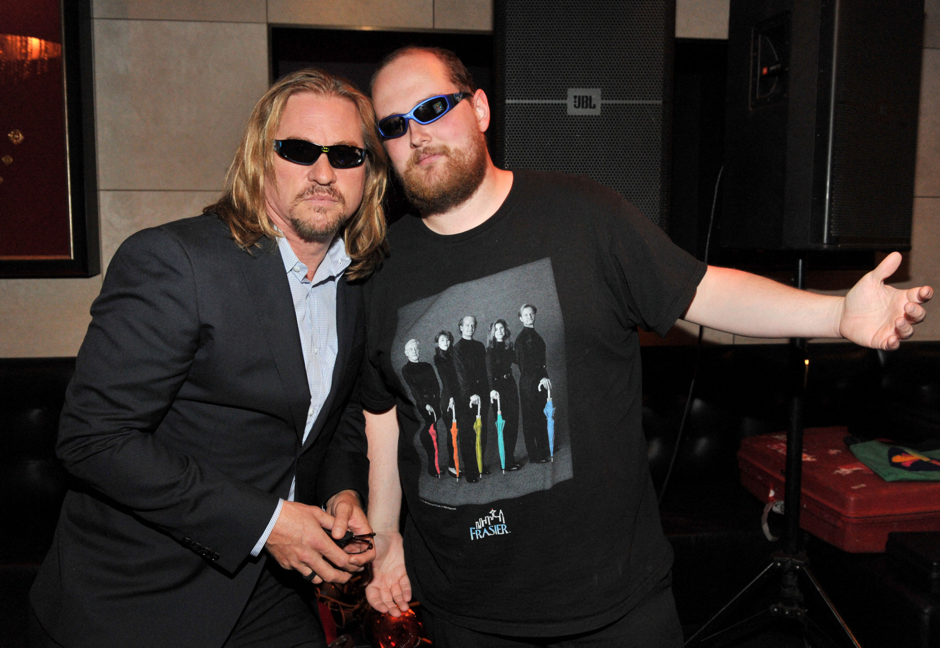 Val Kilmer (E) e o compositor Dan Deacon comparecem à