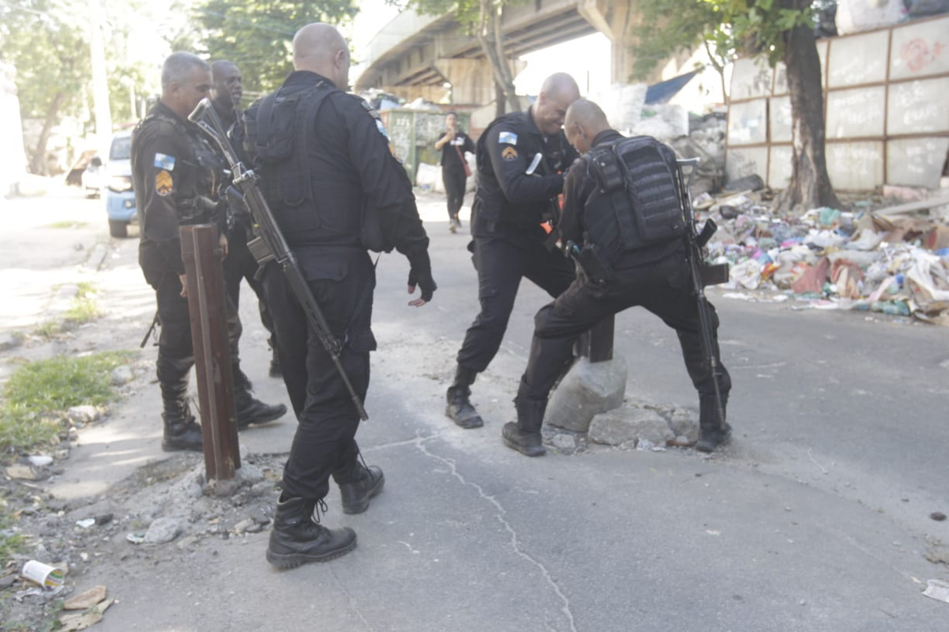 PMs removeram barricadas feitas com trilhos de trens presos ao chão - Reginaldo Pimenta/Agência O Dia