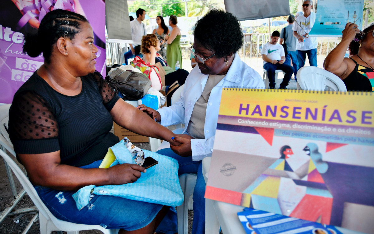 A médica Marinéa de Souza examinou Noêmia Almeida, que está com algumas manchas no corpo