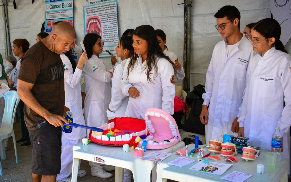 Estagiários de Odontologia estiveram na ação social e deram informações importantes ao público