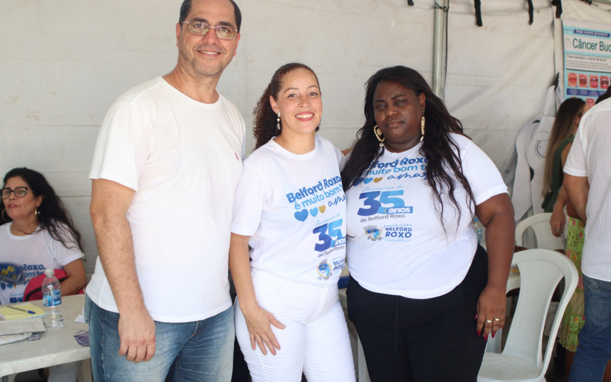 Coordenador de Psicologia do CAPS EAD, Hugo Espinoso, psicóloga Aline de Souza Tissi Duarte e a diretora Lúcia Elaine na ação social