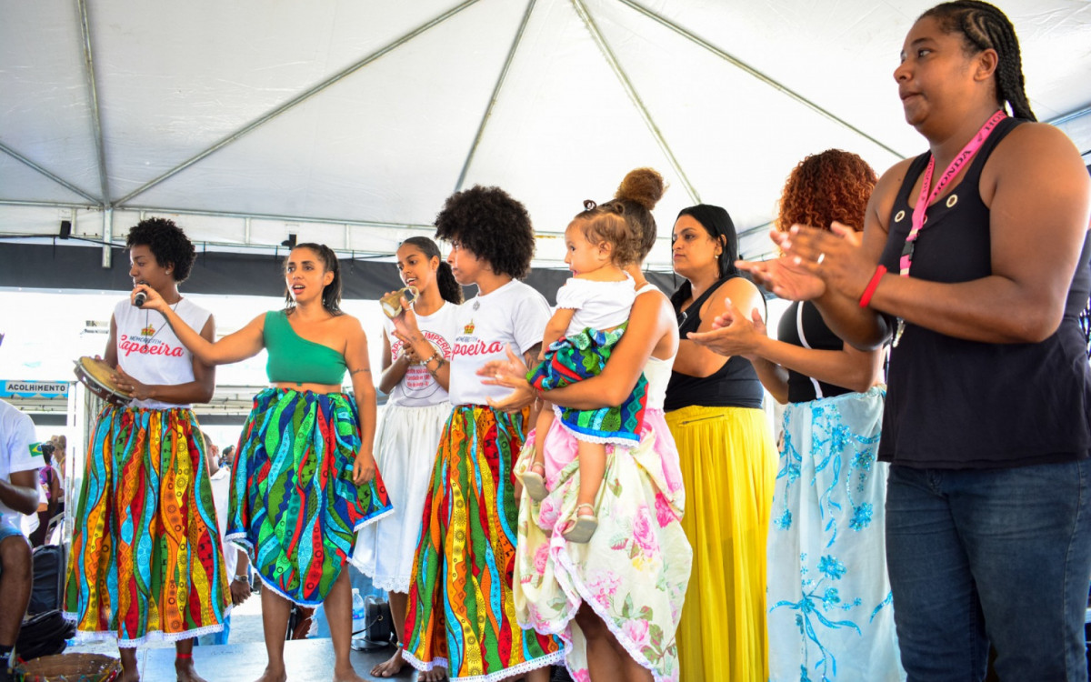 Durante a ação social teve a apresentação de diversos grupos culturais, inclusive de samba de roda
