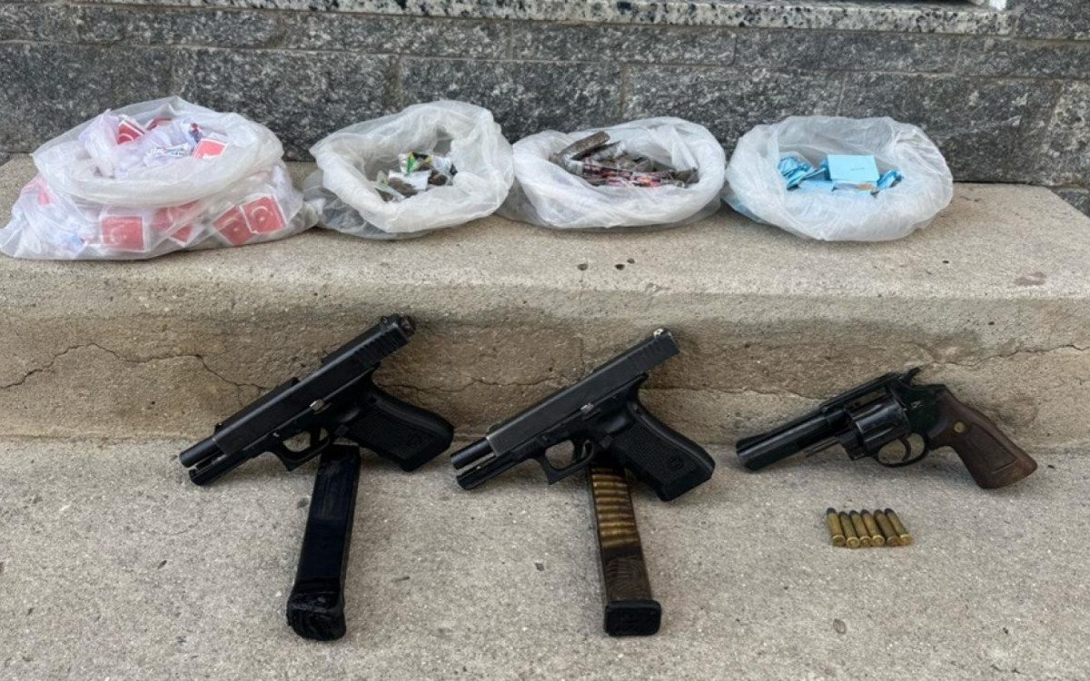A ação resultou também na apreensão de armas e drogas