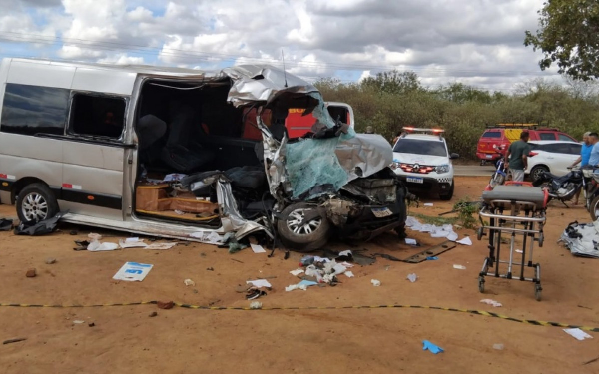 Seis mulheres morrem e 11 ficam feridos em colisão entre van e caminhão no Sul do Piauí
