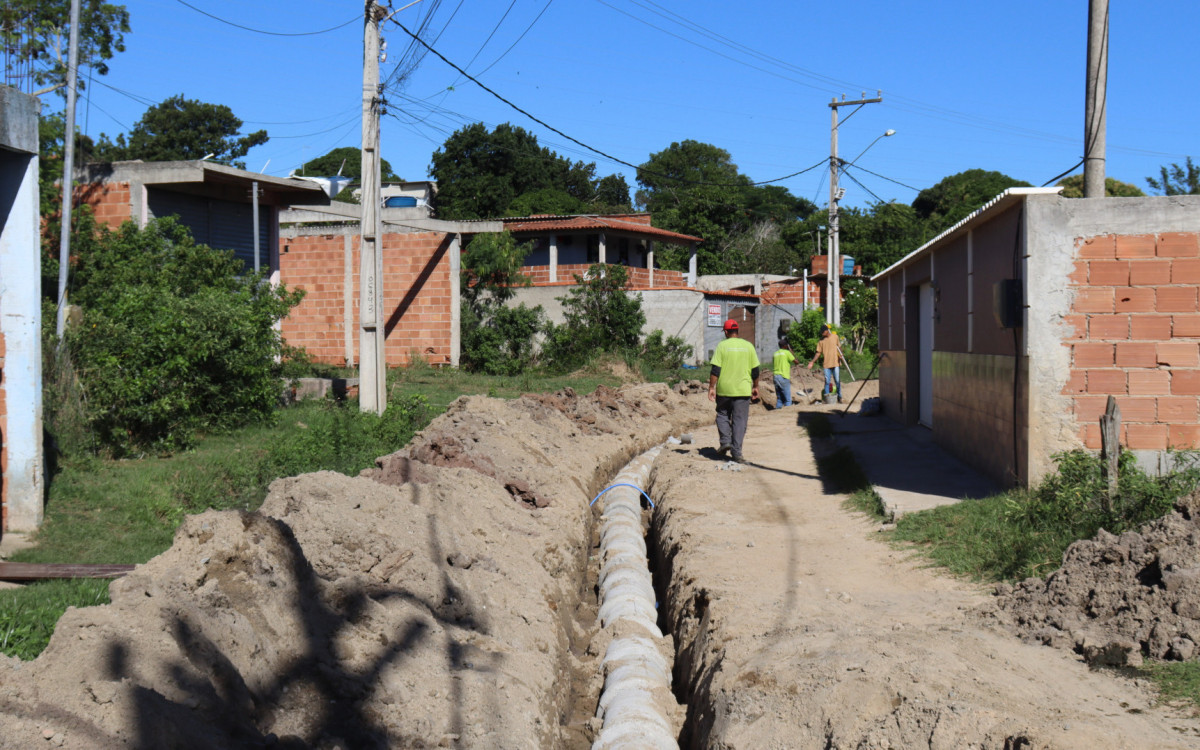 Instalação de manilhas no bairro Jardim Primavera, na Estrada Washington Luiz