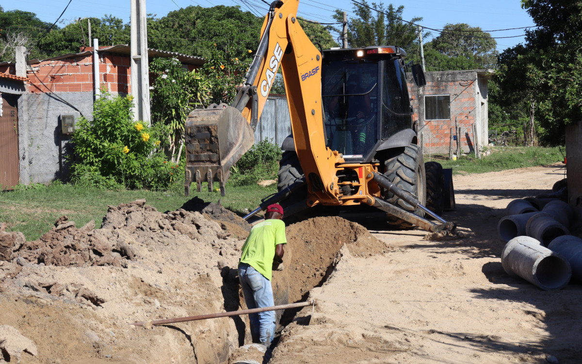 Instalação de manilhas no bairro Jardim Primavera, na Estrada Washington Luiz