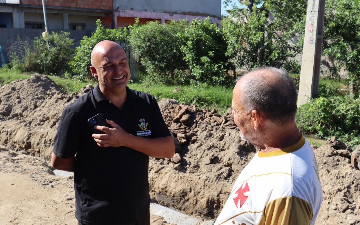 Instalação de manilhas no bairro Jardim Primavera, na Estrada Washington Luiz