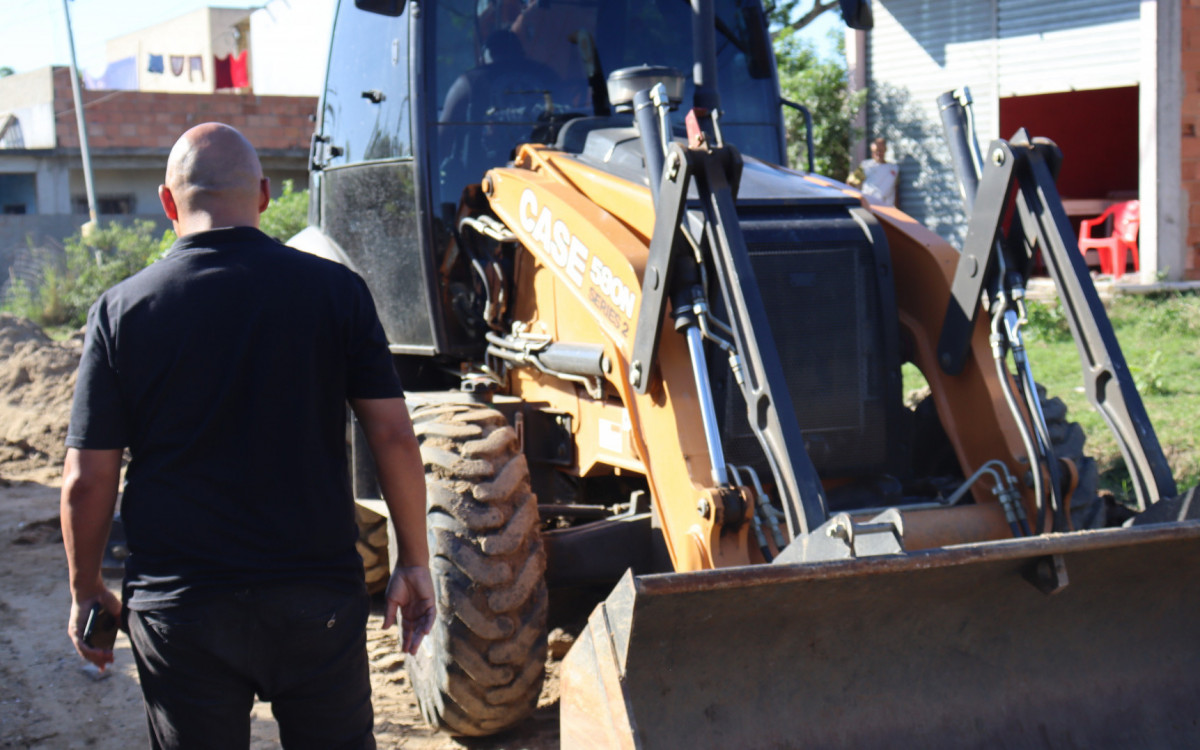 Instalação de manilhas no bairro Jardim Primavera, na Estrada Washington Luiz