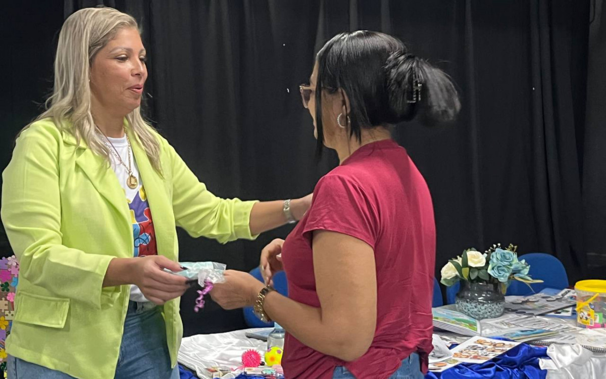 A palestrante Daniele Silva, psicopedagoga do CMAE Engenheiro Pedreira, abordou temas essenciais para aprimorar o trabalho dos educadores com alunos autistas
