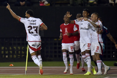 Juninho marca de peito, e Flamengo vence Deportivo Táchira na estreia na Libertadores
