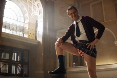 Liam Neeson usa mini saia no primeiro teaser do novo 'Corra que a Polícia Vem Aí!'