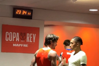 Raphinha e meia da Argentina trocam camisas depois de Atlético de Madrid x Barcelona