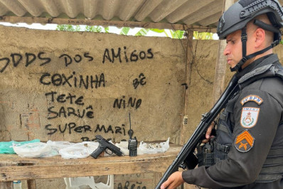 PM prende chefe do tráfico de Japeri e apreende pistola, motocicleta e drogas