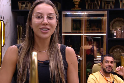 BBB 25: Maike flerta com Renata e reclama: 'Você não facilita'