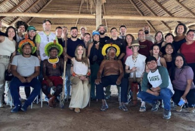 Angelina Jolie visita aldeia indígena no MT e se encontra com o cacique Raoni