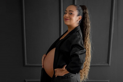 Grávida, ex-Chiquitita Aretha Oliveira exibe barrigão em ensaio: 'Doce Espera'