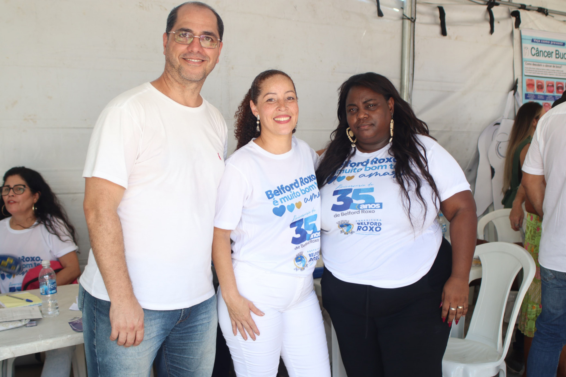 Coordenador de Psicologia do CAPS EAD, Hugo Espinoso, psic&oacute;loga Aline de Souza Tissi Duarte e a diretora L&uacute;cia Elaine na a&ccedil;&atilde;o social - Jean Carlos / PMBR