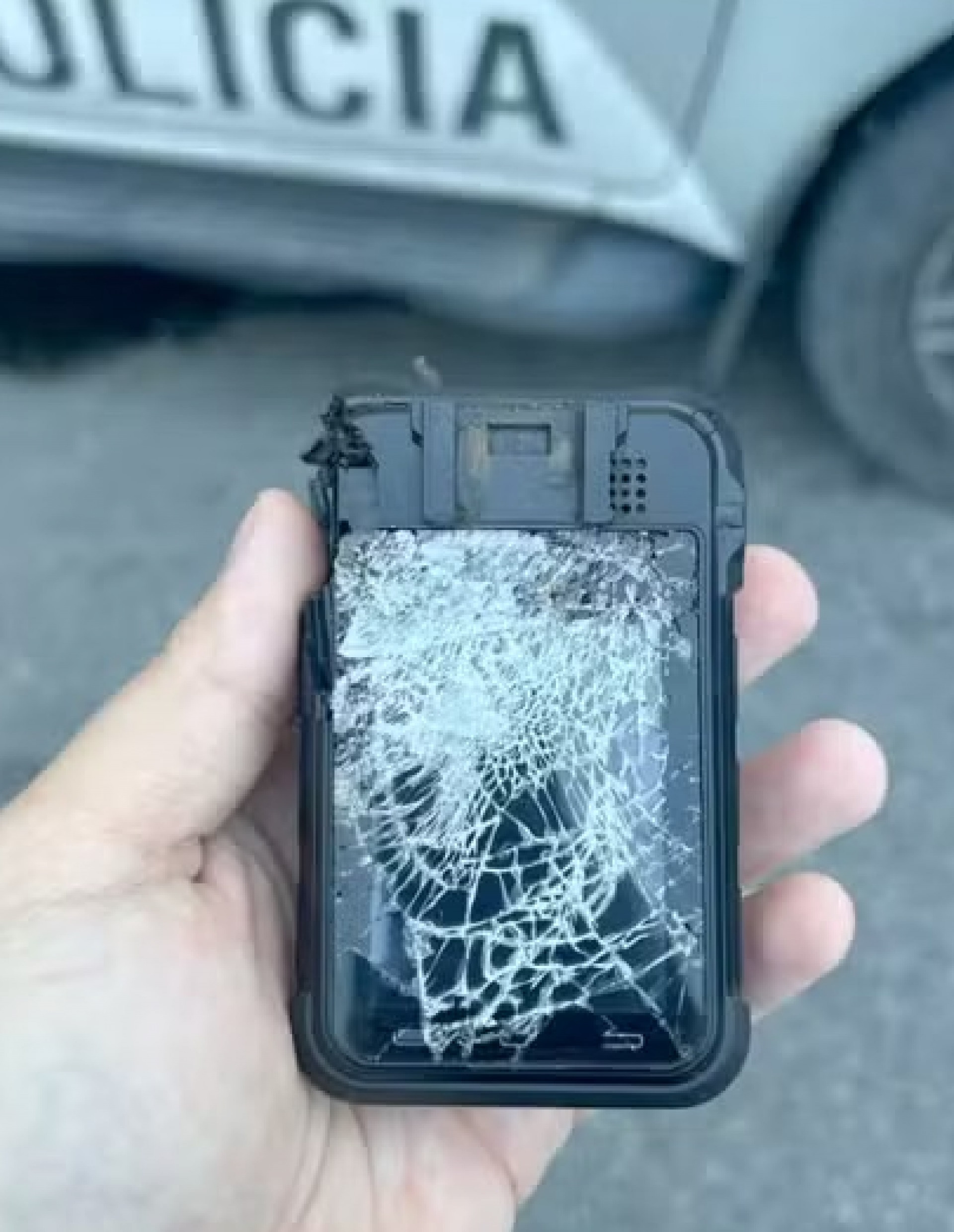 O disparo atravessou o para-brisa da viatura e atingiu o equipamento preso no uniforme do PM
