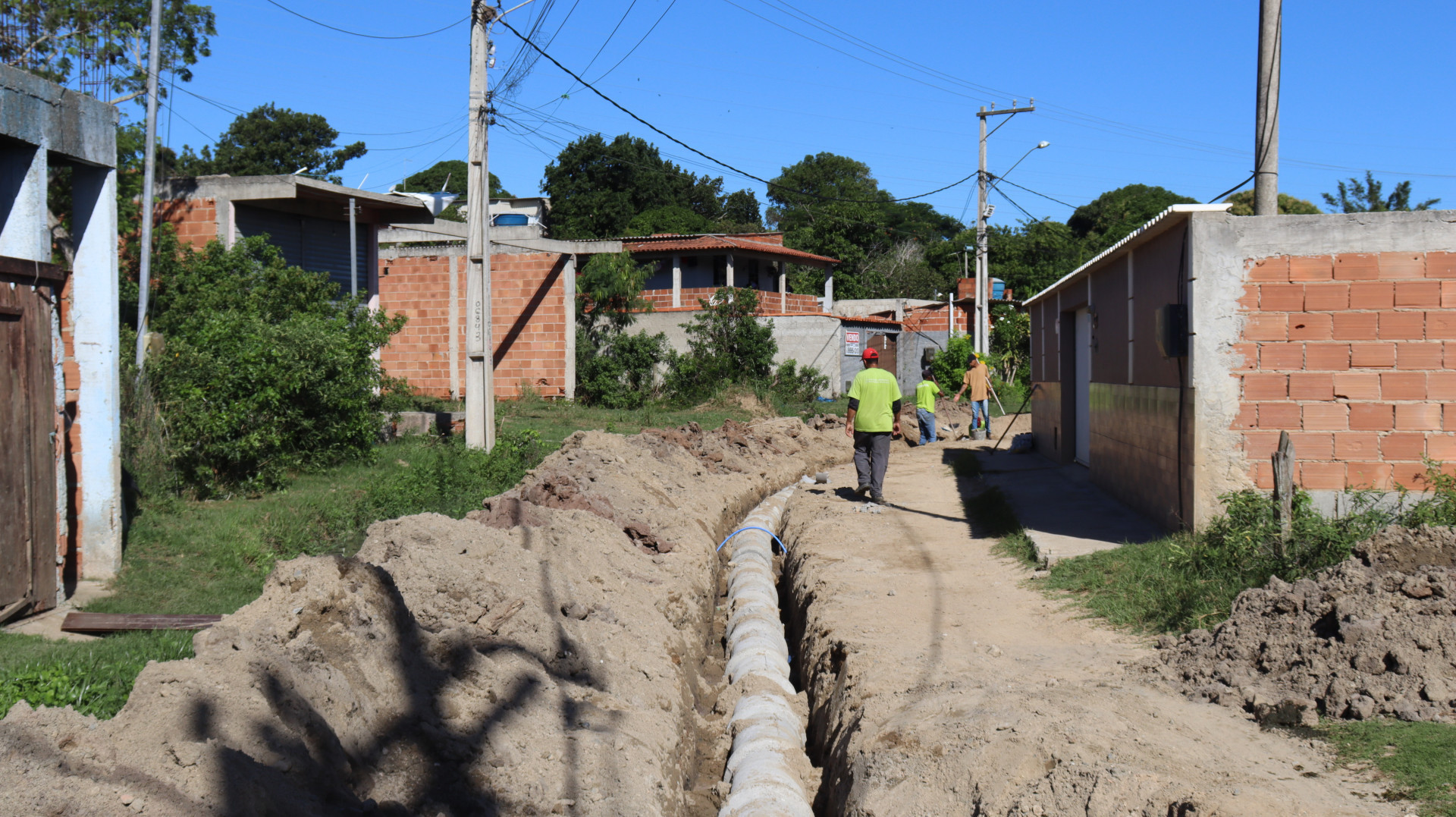Instala&ccedil;&atilde;o de manilhas no bairro Jardim Primavera, na Estrada Washington Luiz - Ascom 