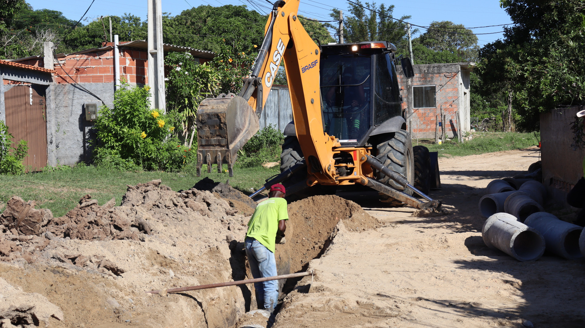 Instala&ccedil;&atilde;o de manilhas no bairro Jardim Primavera, na Estrada Washington Luiz - Ascom 