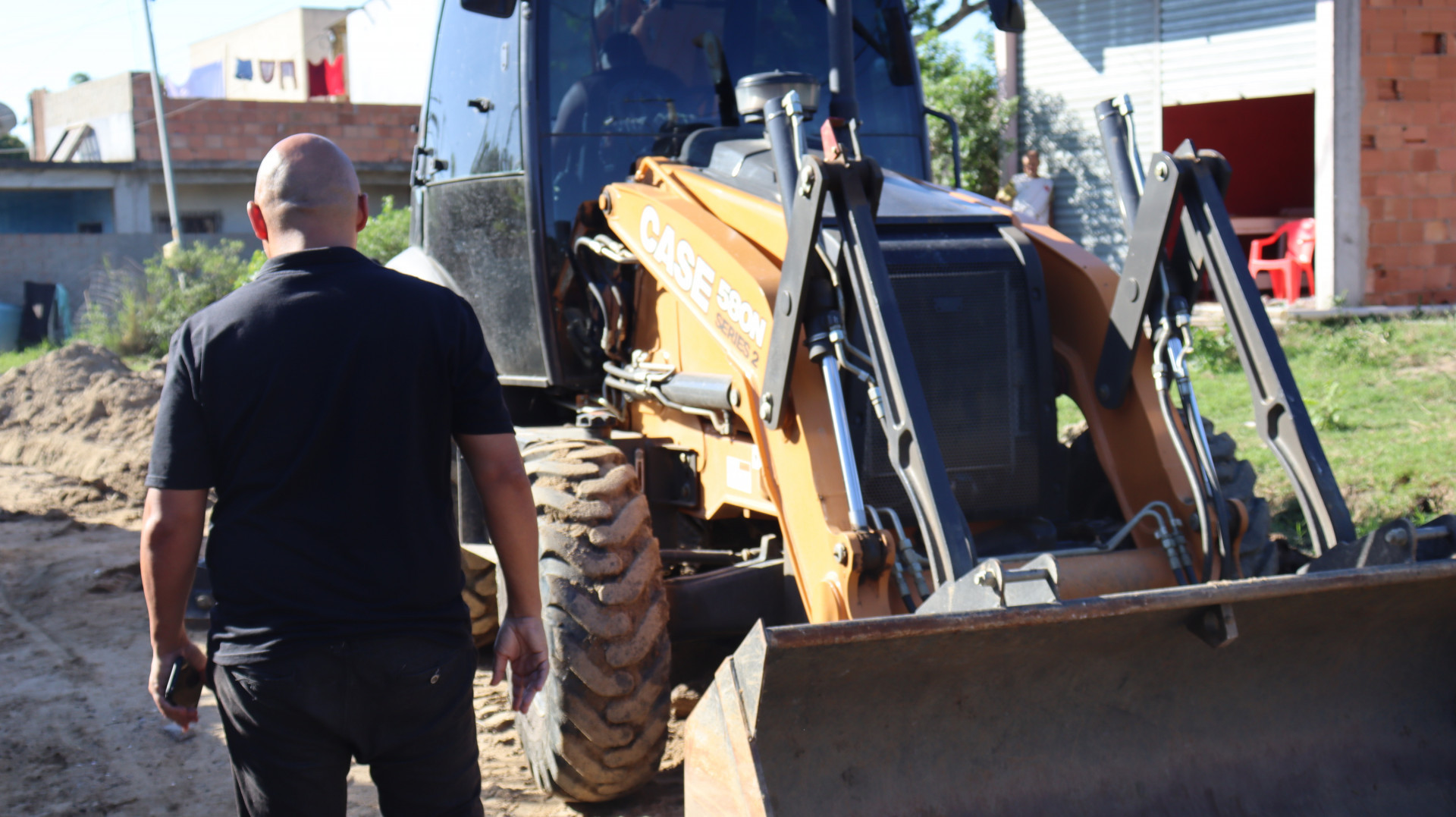 Instala&ccedil;&atilde;o de manilhas no bairro Jardim Primavera, na Estrada Washington Luiz - Ascom 